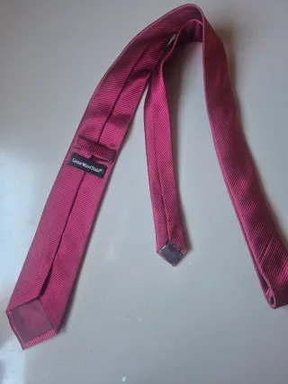 Corbata granate estrecha