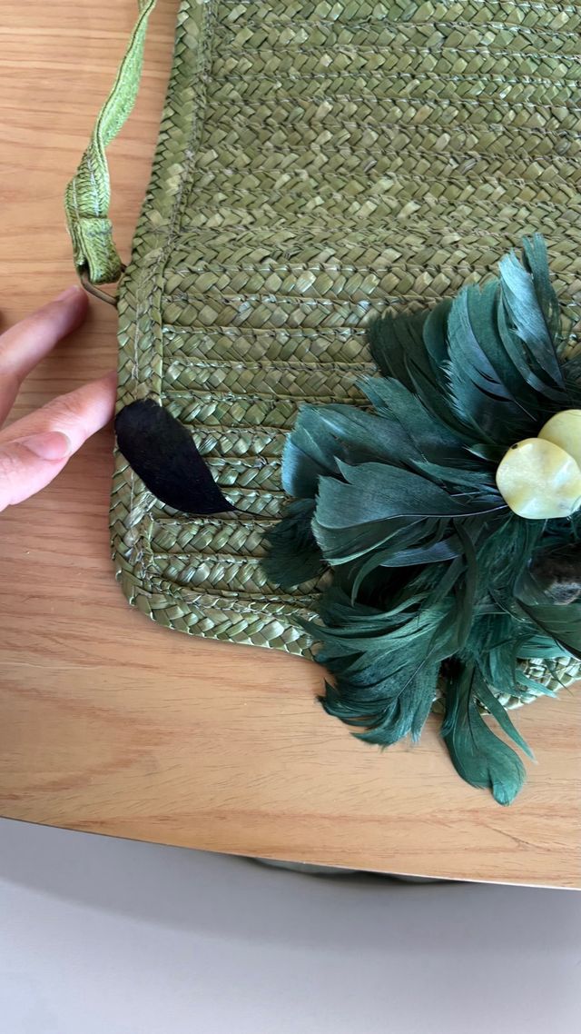 Artesanal conjunto bolso plumas y cinturón 