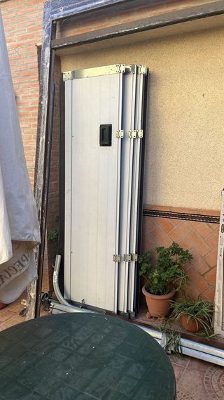 Puerta de garaje corredera marrón.