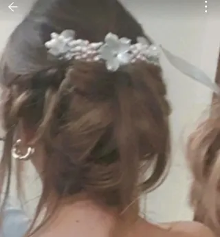 Tocado de fiesta con perlas y flores