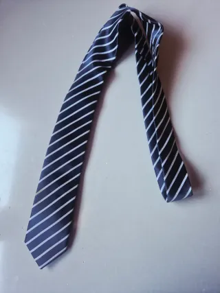 Corbata rayas azul y blanco estrecha