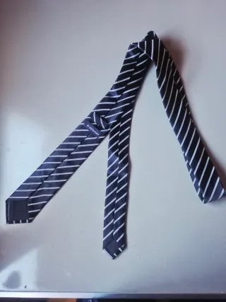 Corbata rayas azul y blanco estrecha