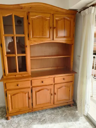 Mobili in pino con vetrine