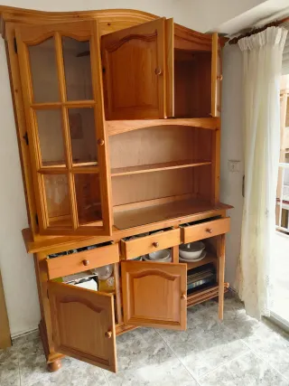 Mobili in pino con vetrine