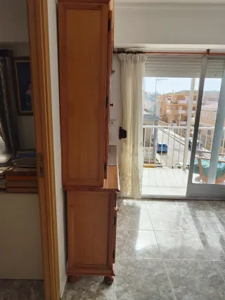 Mobili in pino con vetrine