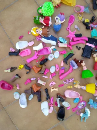 Lote de juguetes: muñecas y accesorios
