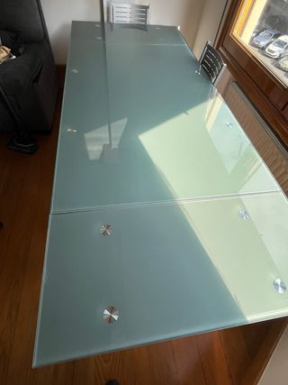 Mesa extensible El Corte Inglés cristal y metal.

