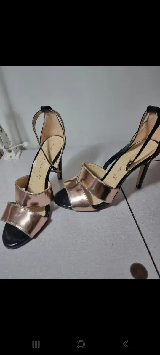 Sandalo con tacco alto 
