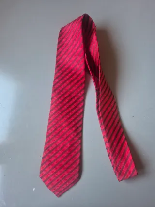 Corbata roja con rayas