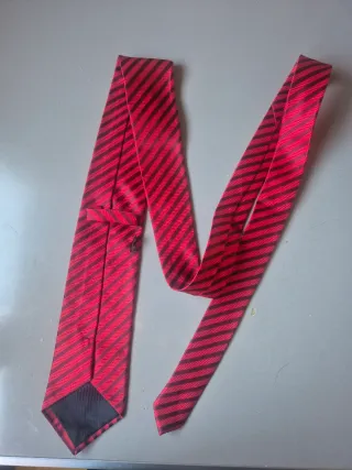 Corbata roja con rayas