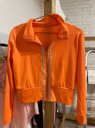 Chaqueta naranja con cremallera