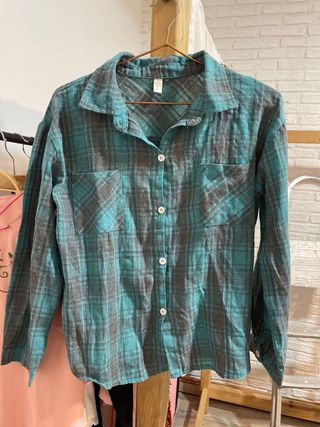 Camisa a cuadros verde y gris