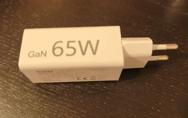 Cargador 65W.