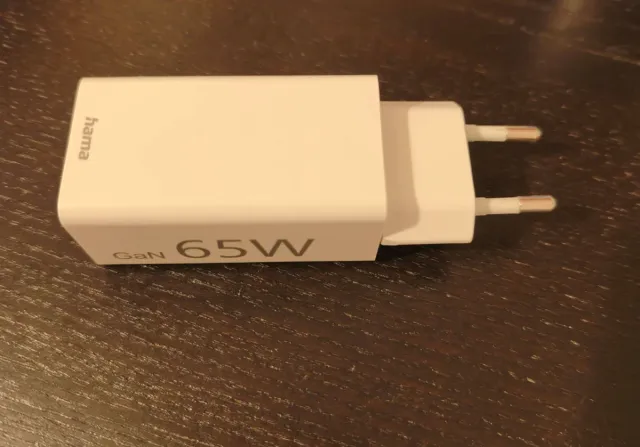 Cargador 65W.