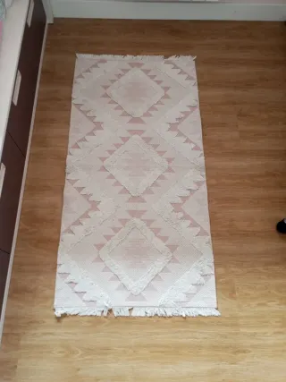 Alfombra rosa y blanca con flecos