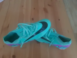 Botas de fútbol Nike color turquesa, talla 41
 