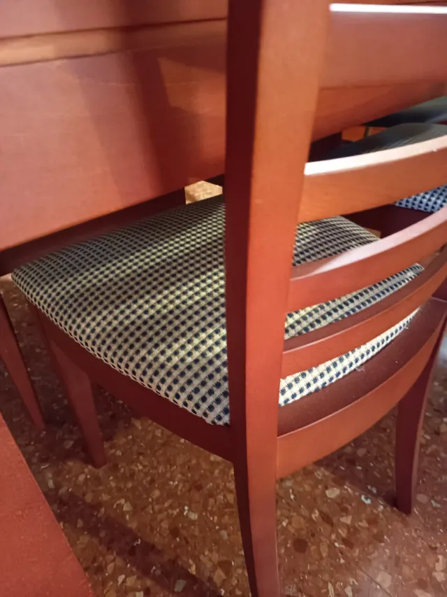 SUPER REBAJADO!! Mesa comedor elegante y 4 sillas