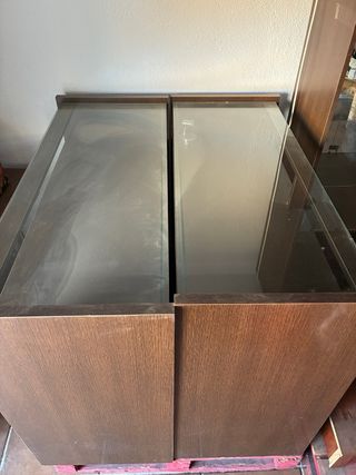 Cómoda de madera con cajón y cristal