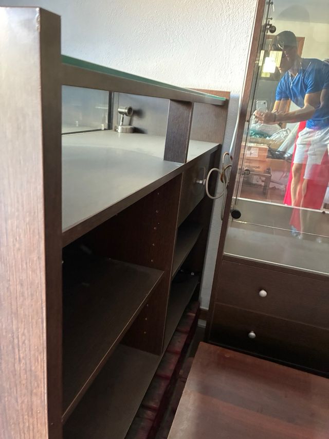 Cómoda de madera con cajón y cristal