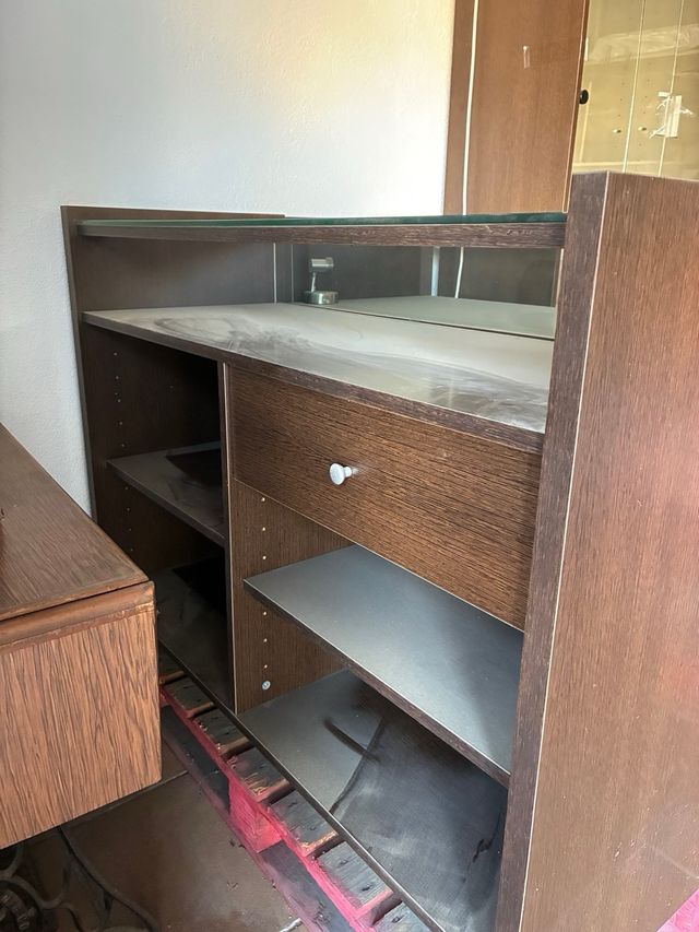 Cómoda de madera con cajón y cristal