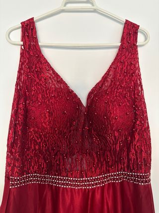 Vestido rojo con pedrería