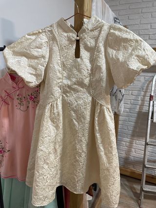 Vestido beige floral con perlas