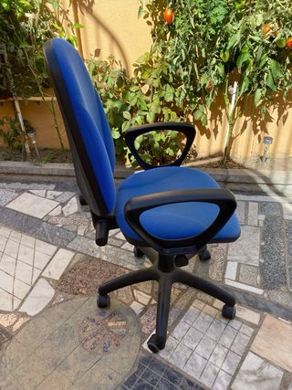 Silla de oficina azul y negra en buen estado.
