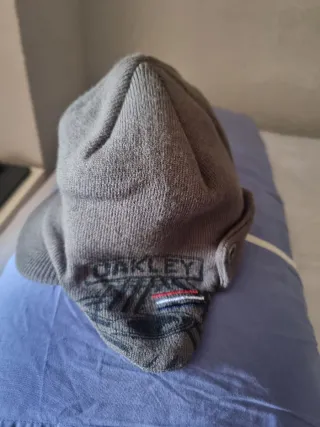 Gorro Oakley con orejeras gris