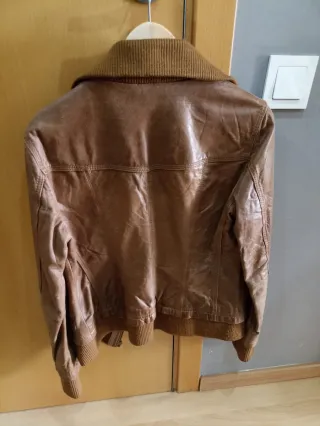 2 Chaquetas de piel marrón y otra negra