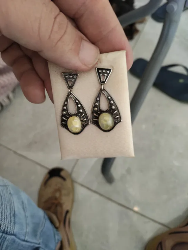 Orecchini in argento con pietra gialla