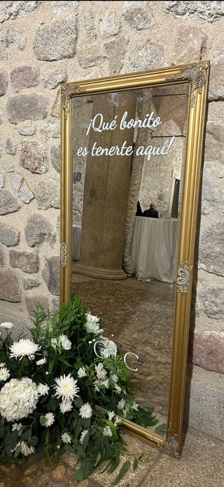 Espejo de pared dorado con marco ornamentado