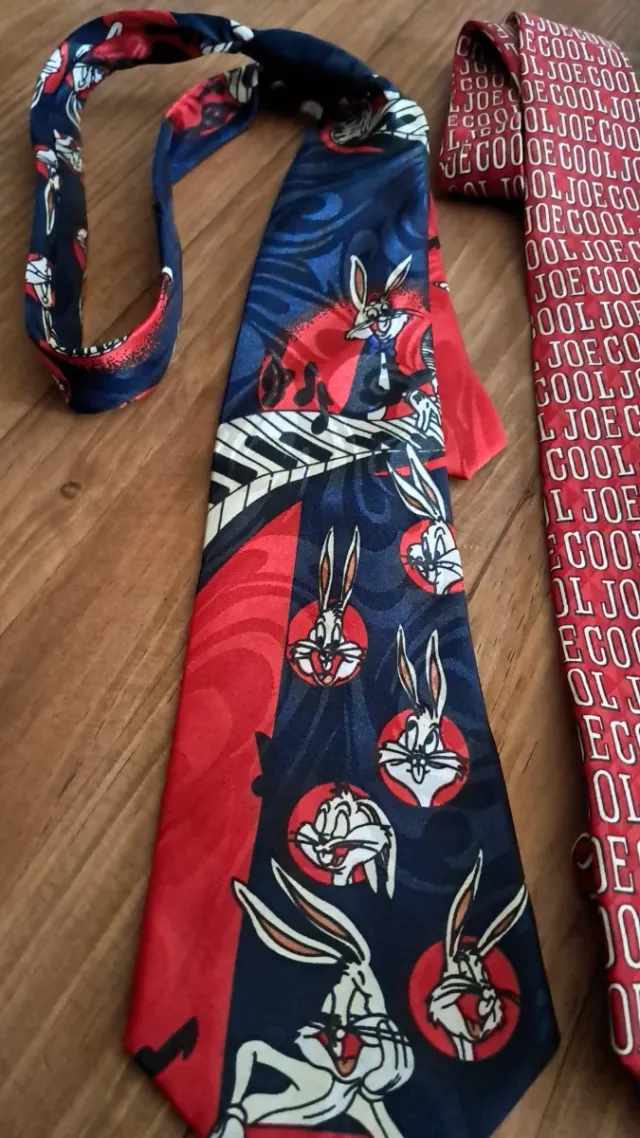 Lote 3 corbatas Bugs Bunny y Snoopy.
Noago envío