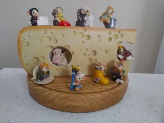 Formaggio con topini decorativi