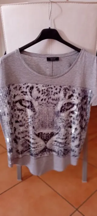 Maglietta Guess con stampa tigre paillettes