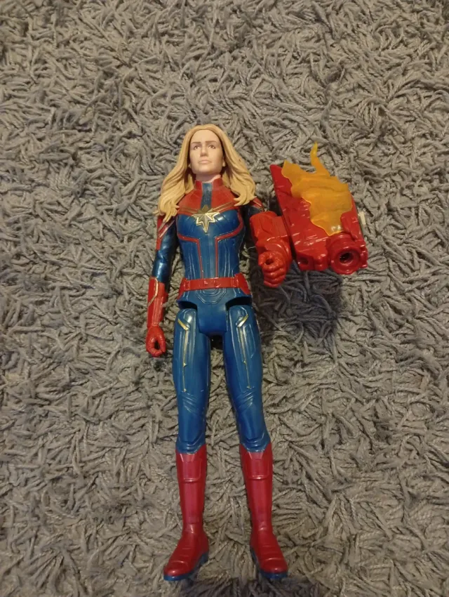 Figura Capitána Marvel y Iron Man.