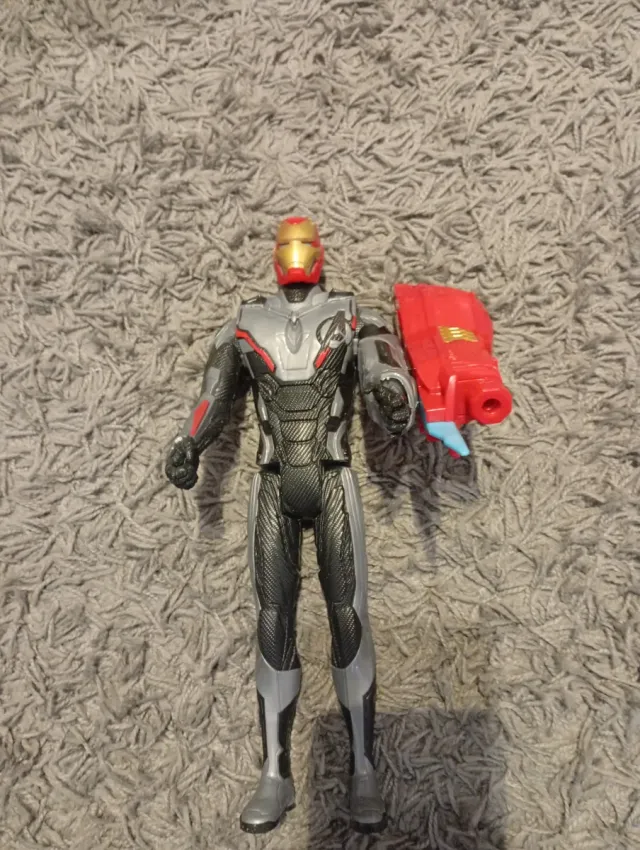 Figura Capitána Marvel y Iron Man.