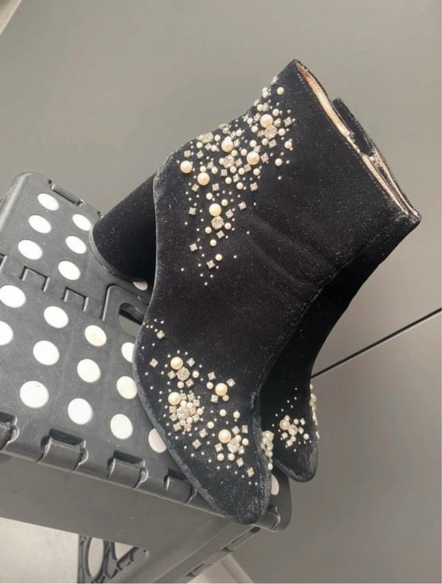 Botines de tacón negros con pedrería