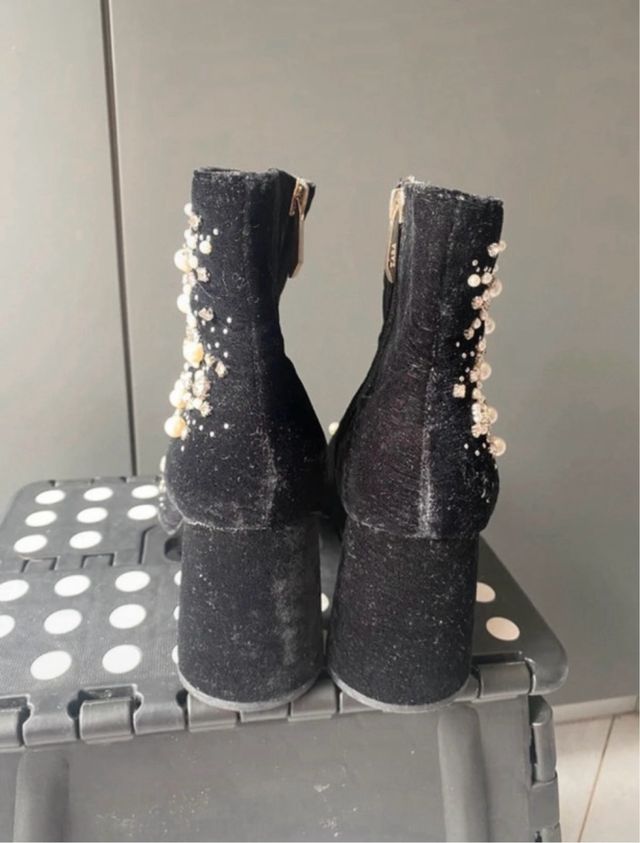 Botines de tacón negros con pedrería