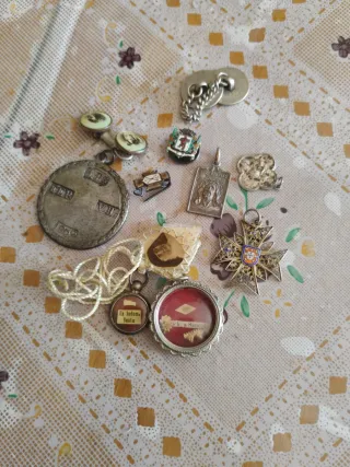 Lote de antigüedades: medallas, escapularios 