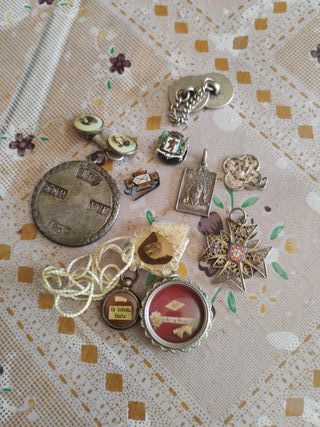 Lote de antigüedades: medallas, escapularios 