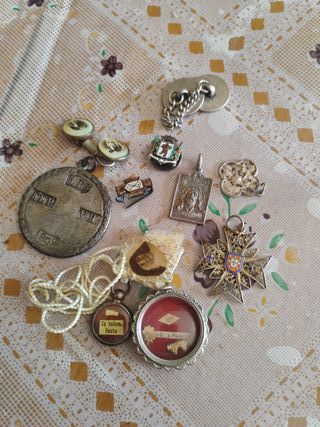 Lote de antigüedades: medallas, escapularios 