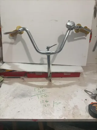 Manillar de bicicleta con puños y timbre