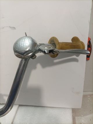 Manillar de bicicleta con puños y timbre