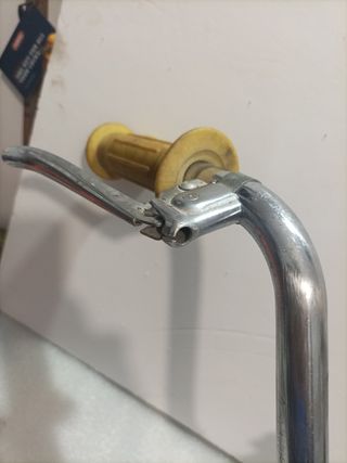 Manillar de bicicleta con puños y timbre