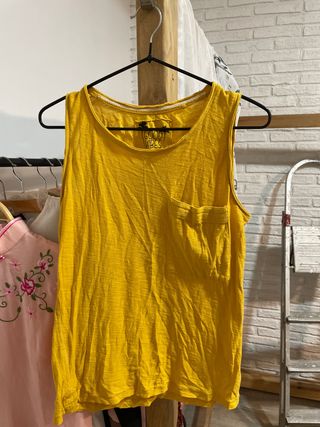 Camiseta sin mangas amarilla con bolsillo