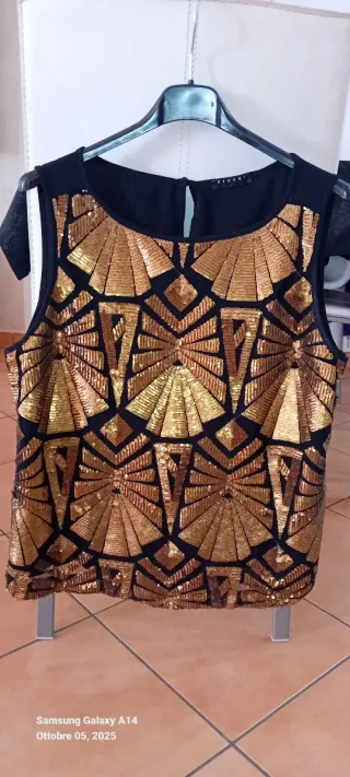 Maglietta Sisley con paillettes oro