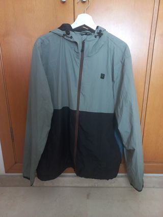 Chaqueta Billabong verde,azul y negra.