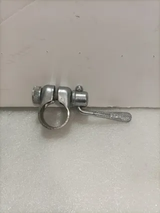 Abrazadera para tija de sillín.