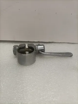 Abrazadera para tija de sillín.