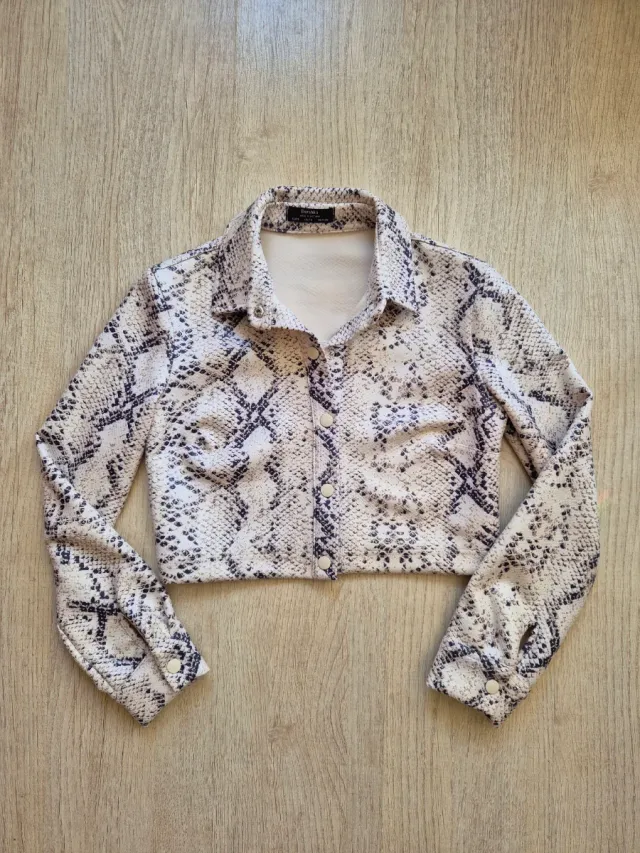 Chaqueta Bershka estampado serpiente